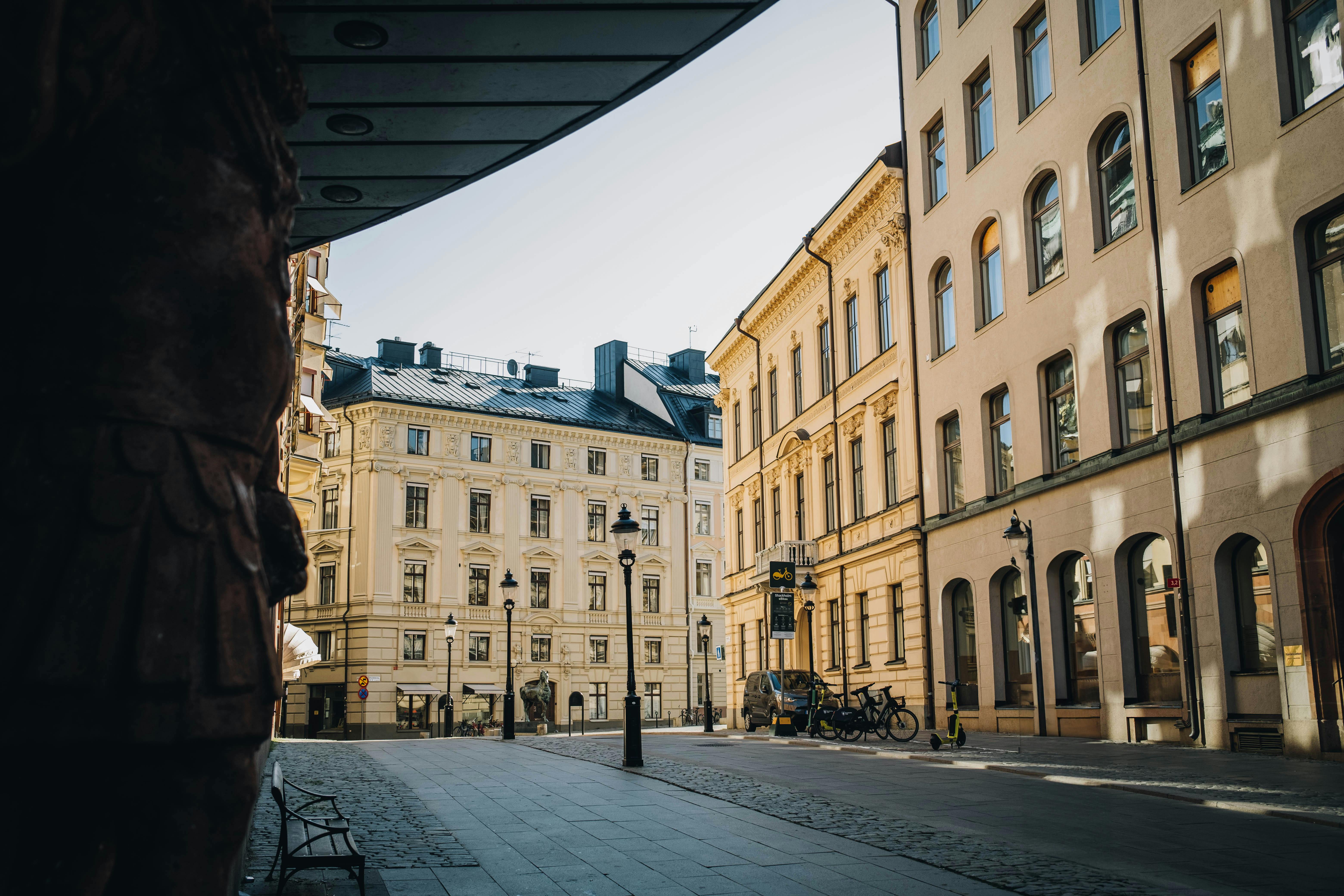 Private city walk on lower Östermalm – from Stureplan and Norrmalmstorg to Karlaplan 2h — City Tour