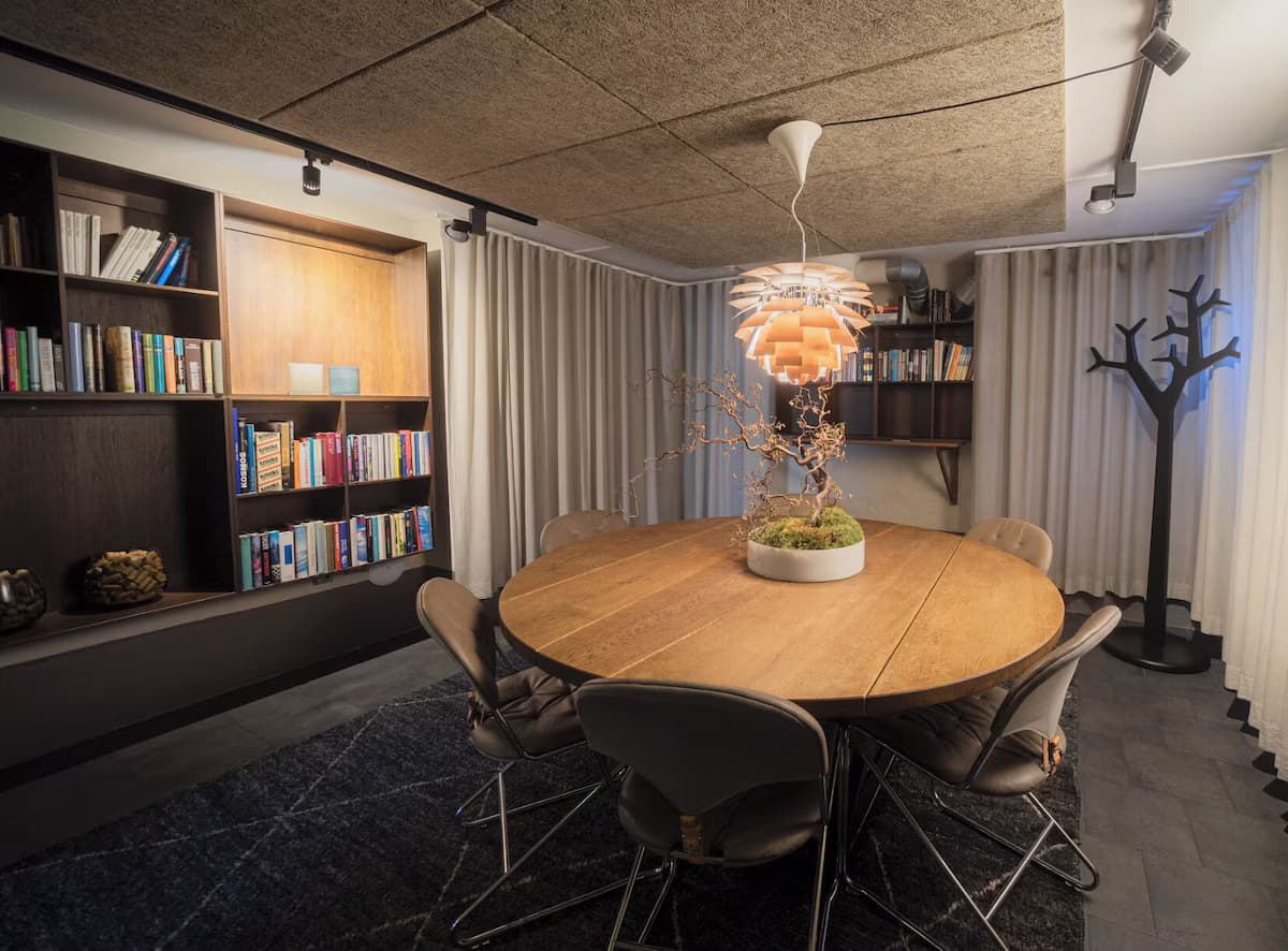 Speakeasy Meeting Room — Services